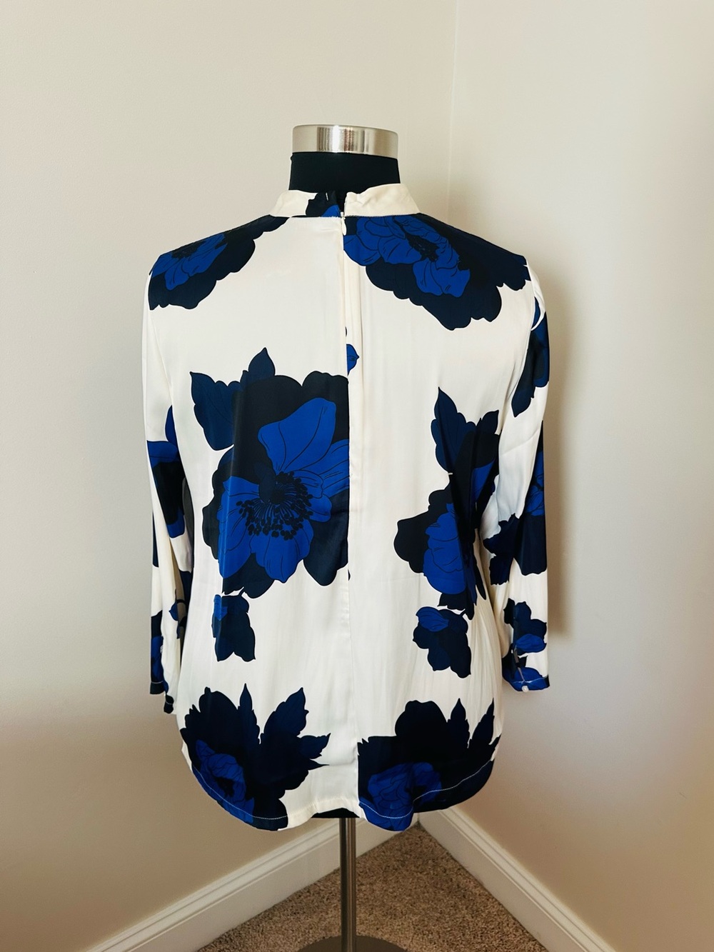 Women’s Lane Bryant silky Blue Floral Blouse 18 - Picture 5 of 6